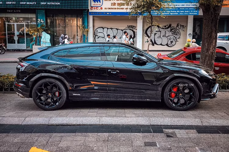 Điều này được thể hiện rõ ràng ở phần cản trước hầm hố hơn hẳn và cản sau được thiết kế lại. Ở phần đầu xe, Lamborghini Urus Performante có những đường cắt sâu từ mui xuống cản trước, nắp ca-pô được thêm hai khe hút gió không chỉ giúp cải thiện việc tản nhiệt của khoang động cơ mà còn giúp tăng thêm vẻ khoẻ khoắn, mạnh mẽ cho chiếc SUV.