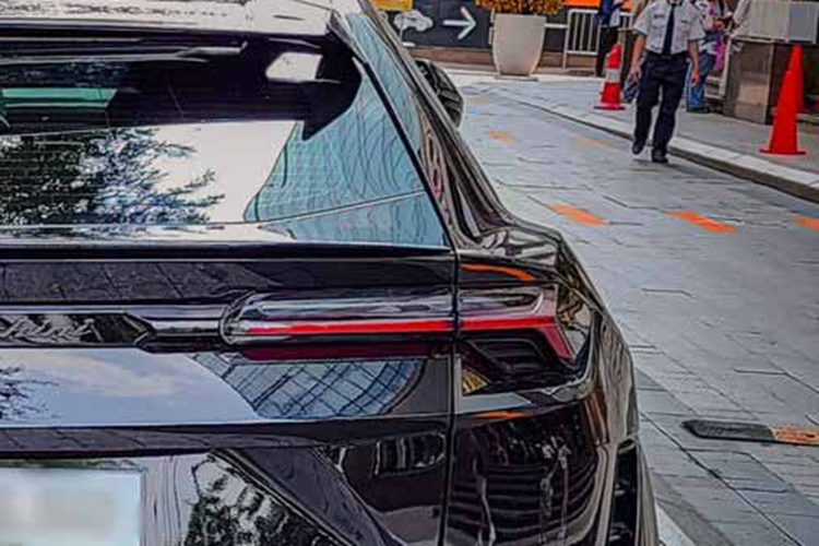 Về nội thất, chiếc Lamborghini Urus Performante tại Việt Nam này có nội thất mang tông màu đen chủ đạo với điểm nhấn chỉ khâu màu đỏ, đi kèm một số chi tiết được ốp sợi carbon. Vô lăng là dạng 3 chấu thể thao, tích hợp nhiều nút bấm.