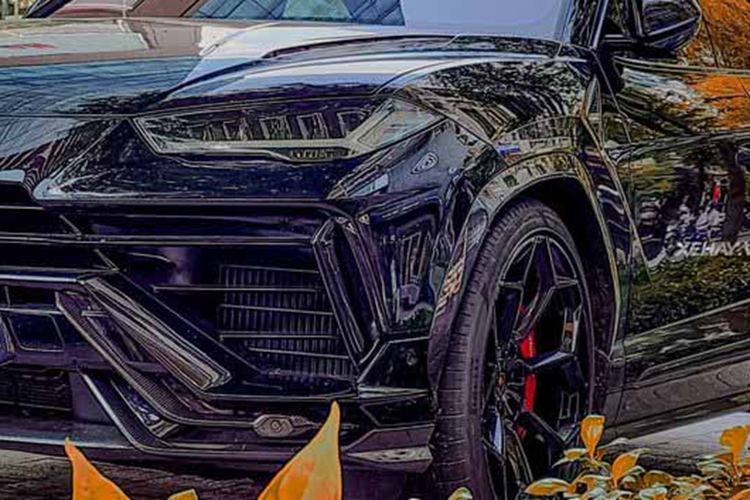 Phần cản sau cũng mang một số thay đổi khi sở hữu những đường khuếch tán gió đặt giữa hai bộ ống xả đôi chất liệu titanium đến từ thương hiệu Akrapovic ở hai bên. Gầm xe được hạ thấp 20 mm, trong khi chiều rộng cơ sở tăng 16 mm.