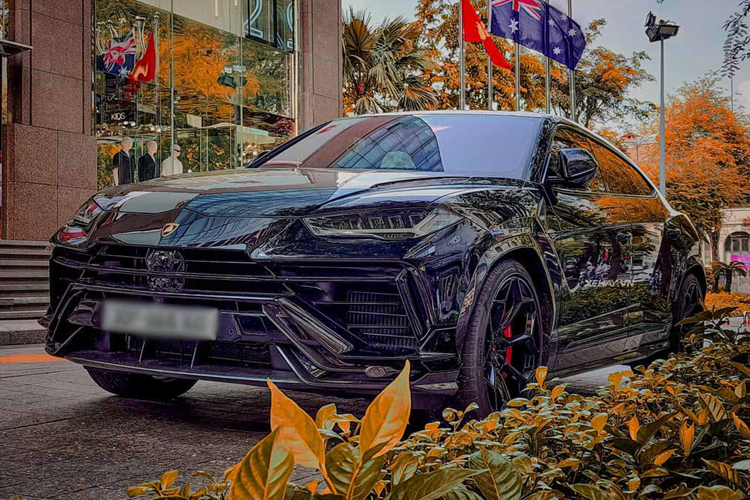 So với siêu SUV Lamborghini Urus bản thường, số lượng phiên bản Performante hiện có mặt tại nước ta ít hơn. Chiếc Lamborghini Urus Performante trong bài là xe thứ 2 về Việt Nam, chiếc đầu tiên sở hữu màu sơn ngoại thất vàng.