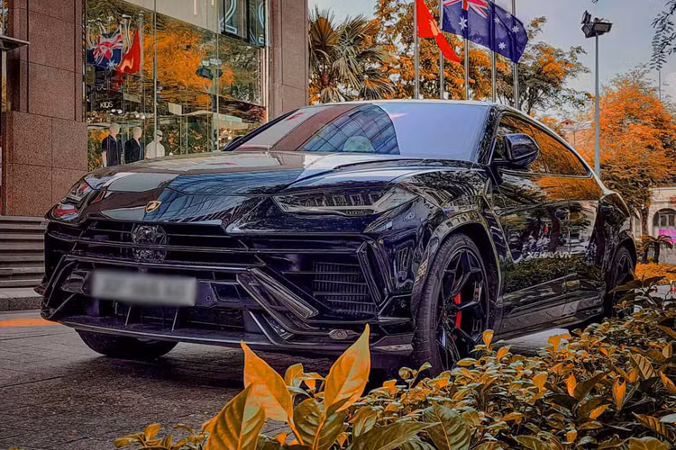 So với siêu SUV Lamborghini Urus bản thường, số lượng phiên bản Performante hiện có mặt tại nước ta ít hơn. Chiếc Lamborghini Urus Performante trong bài là xe thứ 2 về Việt Nam, chiếc đầu tiên sở hữu màu sơn ngoại thất vàng.