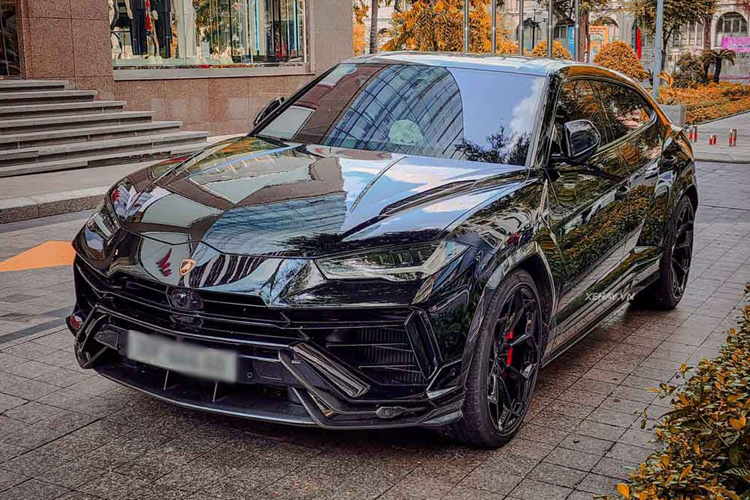 Siêu SUV Lamborghini Urus Performante 2023 mới được giới thiệu tới người tiêu dùng Việt Nam lần đầu tiên vào ngày 15/3/2023. Hiện tại, mẫu Lamborghini Urus Performante được phân phối chính hãng bởi đại lý S&amp;S Automotive với mức giá khởi điểm 16,5 tỷ đồng (đã bao gồm VAT).