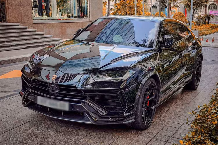 Siêu SUV Lamborghini Urus Performante 2023 mới được giới thiệu tới người tiêu dùng Việt Nam lần đầu tiên vào ngày 15/3/2023. Hiện tại, mẫu Lamborghini Urus Performante được phân phối chính hãng bởi đại lý S&amp;S Automotive với mức giá khởi điểm 16,5 tỷ đồng (đã bao gồm VAT).