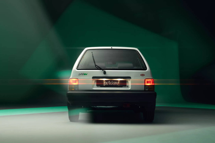 Theo công bố, mẫu xe điện Kia Pride này được trang bị 2 gói pin loại 10 kWh, được đặt ở dưới nắp ca-pô và dưới sàn cốp sau, mang lại tầm di chuyển khoảng 193 km sau mỗi lần sạc đầy pin.