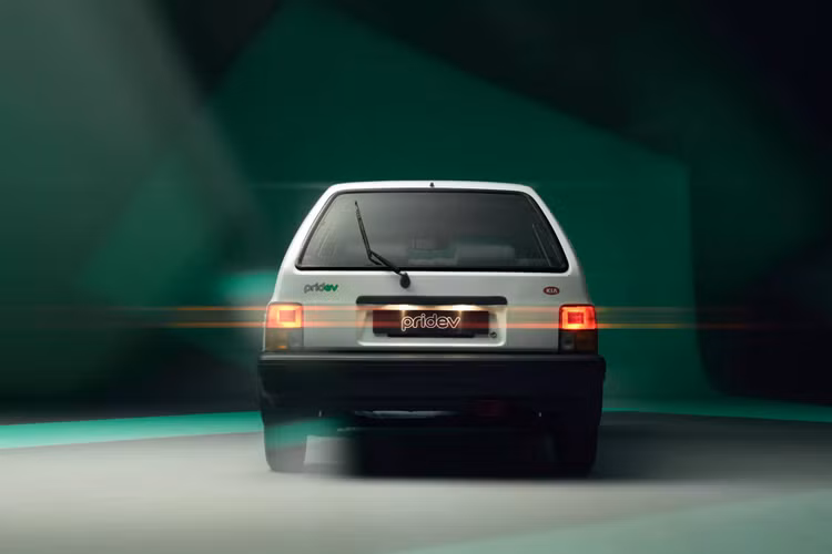 Theo công bố, mẫu xe điện Kia Pride này được trang bị 2 gói pin loại 10 kWh, được đặt ở dưới nắp ca-pô và dưới sàn cốp sau, mang lại tầm di chuyển khoảng 193 km sau mỗi lần sạc đầy pin.
