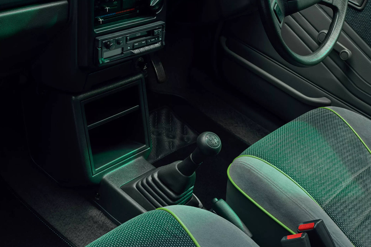 Hộp số sàn đã được được đội ngũ Kia và Electrogenic chế tạo lại với bộ ly hợp mới, cho hiệu năng cao hơn, phù hợp với sức mạnh tăng cường so với nguyên bản. Nhờ đó, chiếc Kia Pride thuần điện giờ đây có thể tăng tốc từ 0-100 km/h trong khoảng 80 giây, nhanh hơn đáng kể so với con số 11,8 giây của bản gốc.