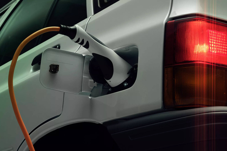 Cụm đồng hồ của xe được tinh chỉnh để hiển thị dung lượng pin thay cho nhiên liệu xăng như bản gốc. Xe cũng cung cấp khả năng chuyển chế độ lái, chẳng hạn như Eco giới hạn sức mạnh của mô-tơ ở 60 mã lực (bằng xe gốc) và mô-men xoắn cực đại 118 Nm (thấp hơn mức 135 Nm của xe gốc) để tiết kiệm năng lượng.