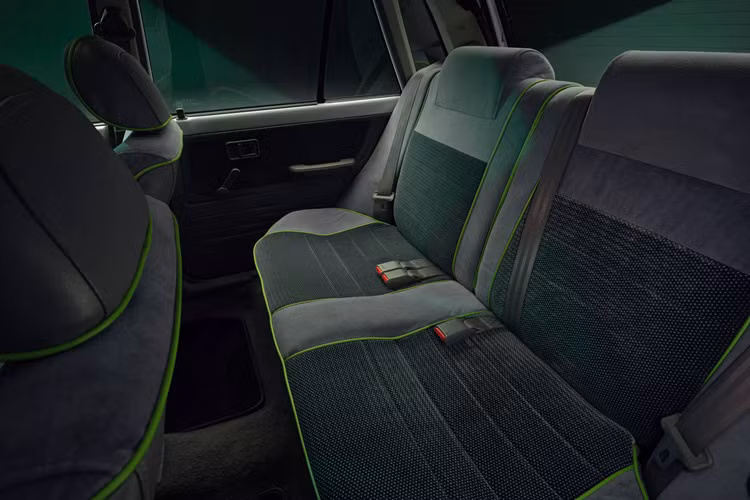 Tuy nhiên lớp sơn ngoại thất đã được phủ lên màu trắng White Pearl mới, giống như các mẫu xe điện đương đại của Kia như EV3 hay EV6. Hệ thống đèn chiếu sáng cũng được thay mới, cho hiệu quả tốt hơn. Nội thất xe cũng đã được thay đổi một chút để hợp thời với các chi tiết màu xanh lá cây lấy cảm hứng từ chiếc Kia EV6 GT.