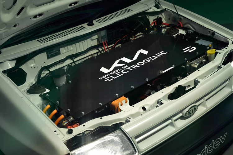 Kia đã hợp tác với hãng Electrogenic của Anh để thay thế khối động cơ đốt trong bằng hệ truyền động thuần điện, với mô-tơ mạnh 110 mã lực (80 kW), mô-men xoắn cực đại 235 Nm đi kèm với hộp số sàn 5 cấp giống như nguyên bản, truyền sức kéo đến các bánh trước.