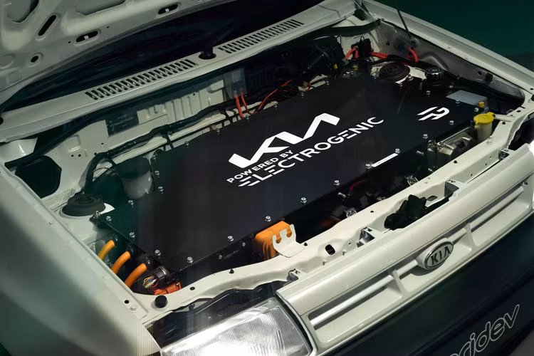 Kia đã hợp tác với hãng Electrogenic của Anh để thay thế khối động cơ đốt trong bằng hệ truyền động thuần điện, với mô-tơ mạnh 110 mã lực (80 kW), mô-men xoắn cực đại 235 Nm đi kèm với hộp số sàn 5 cấp giống như nguyên bản, truyền sức kéo đến các bánh trước.