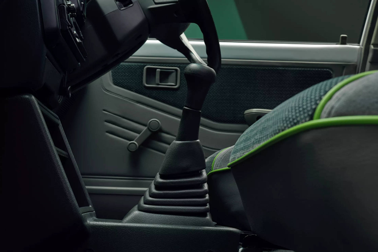 Đáng chú ý, toàn bộ quá trình nâng cấp chỉ làm tăng thêm 20 kg so với khối lượng 850 kg ban đầu. Nhìn bên ngoài, không dễ để phân biệt Kia Pride thuần điện với thiết kế nguyên bản. Mẫu xe này vẫn giữ nguyên phong cách của một chiếc hatchback giá rẻ ra đời từ cuối những năm 1980.