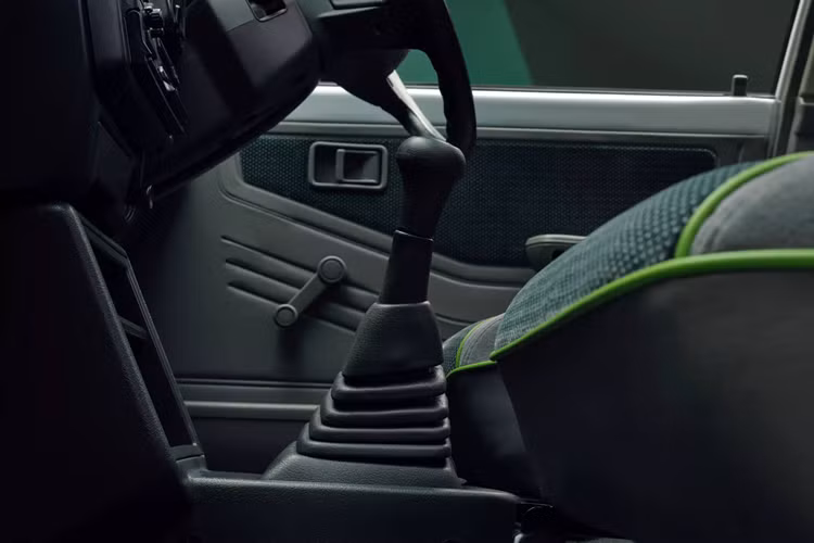 Đáng chú ý, toàn bộ quá trình nâng cấp chỉ làm tăng thêm 20 kg so với khối lượng 850 kg ban đầu. Nhìn bên ngoài, không dễ để phân biệt Kia Pride thuần điện với thiết kế nguyên bản. Mẫu xe này vẫn giữ nguyên phong cách của một chiếc hatchback giá rẻ ra đời từ cuối những năm 1980.