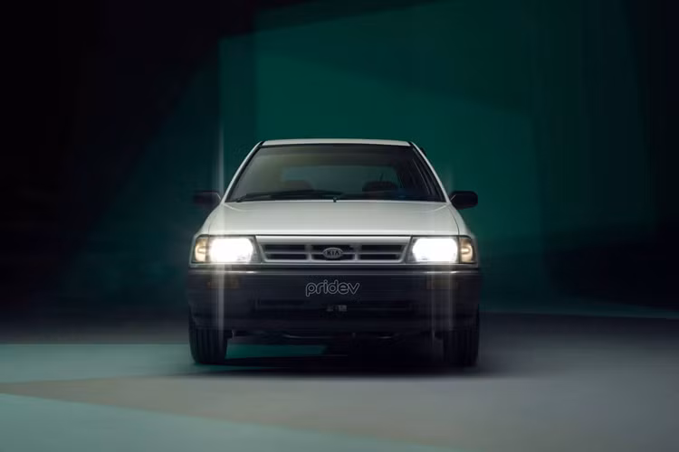 Kia Pride tập lái có nhiều kiểu dáng từ sedan 4 cửa cho đến hatchback 3 hoặc 5 cửa và thậm chí có cả wagon 5 cửa. Phiên bản nổi tiếng nhất tại Việt Nam là Pride CD5 với kiểu thân hatchback 5 cửa, được lắp ráp bởi VMC từ năm 2000. 