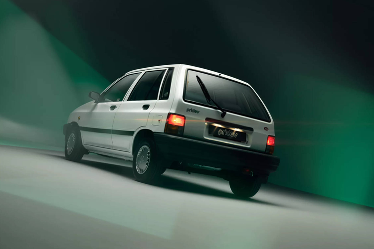 Cổng sạc được đặt dưới nắp bình nhiên liệu ban đầu và là dạng Type 2, kết nối với bộ sạc 3,3 kW tích hợp sẵn. Điều này có nghĩa là sẽ cần khoảng 6 giờ để sạc pin xe từ 0-100% nếu sử dụng ổ cắm tiêu chuẩn hoặc cụm sạc treo tường.