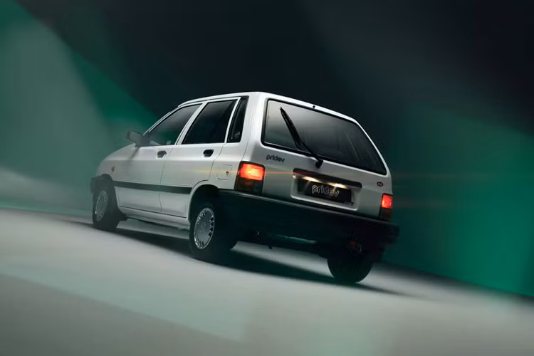 Cổng sạc được đặt dưới nắp bình nhiên liệu ban đầu và là dạng Type 2, kết nối với bộ sạc 3,3 kW tích hợp sẵn. Điều này có nghĩa là sẽ cần khoảng 6 giờ để sạc pin xe từ 0-100% nếu sử dụng ổ cắm tiêu chuẩn hoặc cụm sạc treo tường.