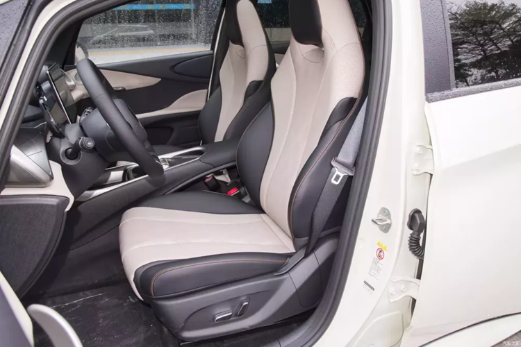 Dưới màn hình điều khiển trung tâm có các phím thao tác dạng con lăn và nút bấm, thậm chí ở đây còn xuất hiện cơ cấu sang số, thiết kế này chiếm ít diện tích hơn so với cần số truyền thống và thuận lợi hơn cho người dùng khi thao tác mù.