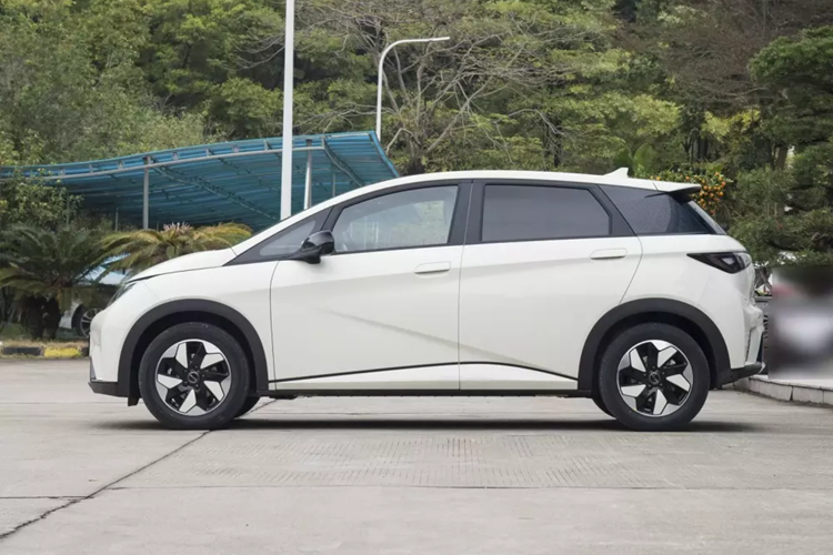 Mức giá bán dao động của xe BYD Dolphin Honor Edition 2024 sẽ là từ 99.800 nhân dân tệ đến 129.800 nhân dân tệ, tương đương 326 triệu đồng đến 424 triệu đồng. Như vậy, xe mới đã có giá bán giảm, và đánh giá nhanh là vẫn giữ nguyên hình dáng của mẫu 2023 nhưng chủ yếu nhắm đến sức mạnh đã được nâng cấp, phạm vi hoạt động cải thiện.