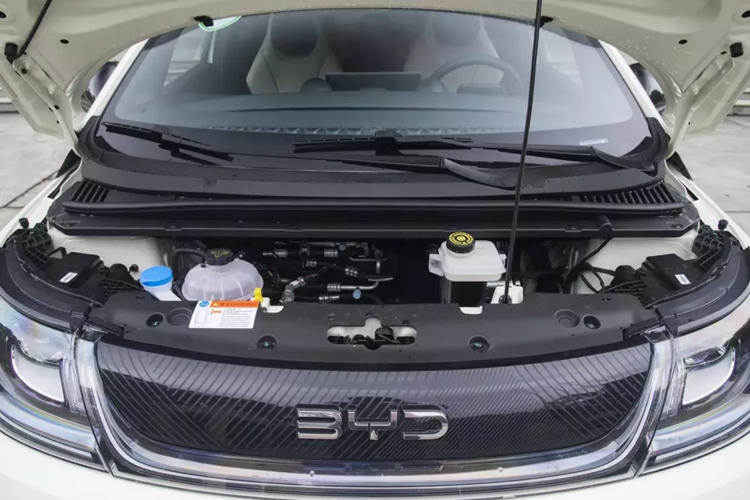 Ngoài ra, xe mới còn được nâng cấp hệ thống treo độc lập 4 liên kết. Trên thị trường xe năng lượng mới ở Trung Quốc với giá bán 100.000 nhân dân tệ, Dolphin ra mắt lần này có thể nói là một tay chơi rất có năng lực. Với sự ra mắt của những chiếc xe mới, giá cả cũng đã giảm hơn nữa và họ buộc phải cạnh tranh để giành thị phần của Wuling Bingo, Haomao và các sản phẩm khác.