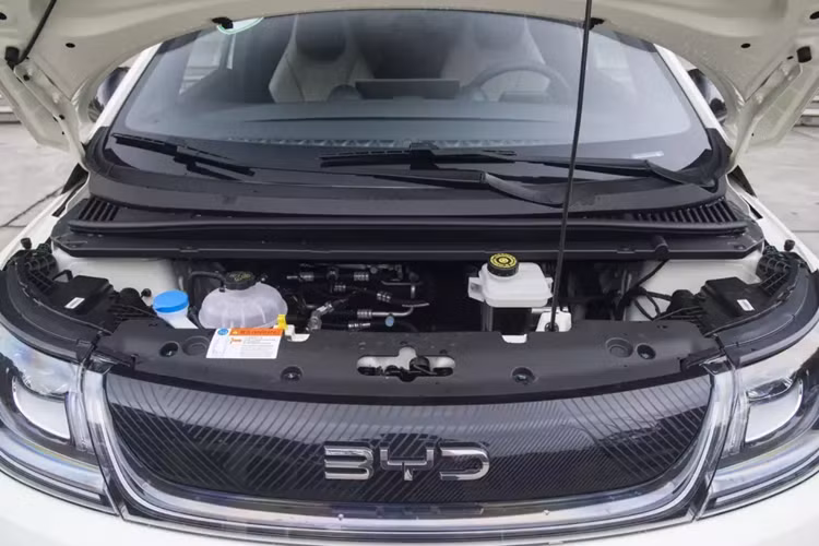 Ngoài ra, xe mới còn được nâng cấp hệ thống treo độc lập 4 liên kết. Trên thị trường xe năng lượng mới ở Trung Quốc với giá bán 100.000 nhân dân tệ, Dolphin ra mắt lần này có thể nói là một tay chơi rất có năng lực. Với sự ra mắt của những chiếc xe mới, giá cả cũng đã giảm hơn nữa và họ buộc phải cạnh tranh để giành thị phần của Wuling Bingo, Haomao và các sản phẩm khác.