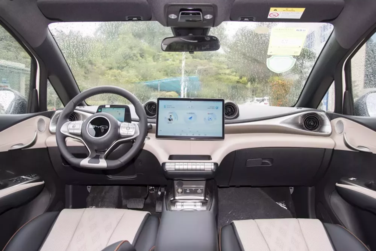 Bảng điều khiển trung tâm của BYD Dolphin 2024 vẫn thiết kế đối xứng, bảng đồng hồ sử dụng hình thức full LCD 5 inch trông rất đơn giản, vô lăng ba chấu đa chức năng kiểu mới và cụm điều khiển trung tâm treo 12,8 inch trông rất thông minh.