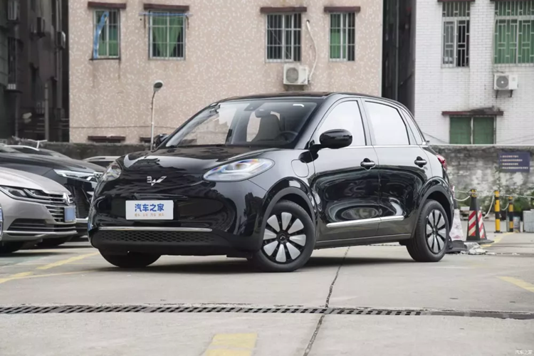 BYD Dolphin là sản phẩm có sức cạnh tranh toàn diện mạnh mẽ, doanh số năm 2023 với kỷ lục 367.419 chiếc đã xuất sắc đứng đầu về doanh số thị trường ô tô cỡ nhỏ. Ngoại hình của mẫu xe mới ra mắt lần này không có gì thay đổi nhưng sức mạnh được cải thiện, mấu chốt là giá cũng được giảm thêm.