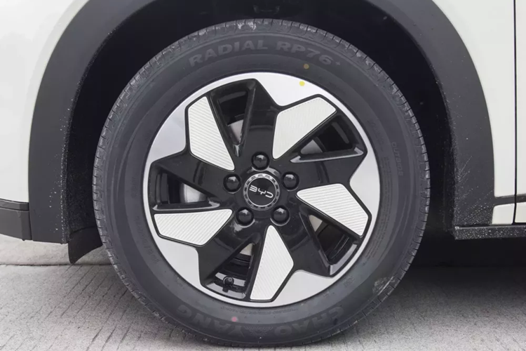 Về bánh xe, BYD Dolphin 2024 cung cấp mâm 16 và 17 inch tùy theo cấu hình. Về nội thất, BYD Dolphin Honor Edition nâng cấp chủ yếu các chi tiết như bổ sung giao diện sạc Type-C cho hàng ghế trước và nâng cấp sạc không dây 50 watt, ngoài ra hàng ghế trước sẽ được trang bị chức năng thông gió để cải thiện hơn sự thoải mái tổng thể.