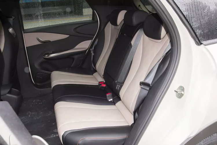 Ngoài ra, BYD Dolphin Honor Edition còn có thiết kế tương đối phong phú về không gian chứa đồ, tựa tay trung tâm phía trước dạng rỗng, tích hợp ngăn chứa đồ trung tâm ẩn truyền thống bên dưới với không gian bày đồ mở, giúp thuận tiện hơn cho đồ dùng cá nhân.