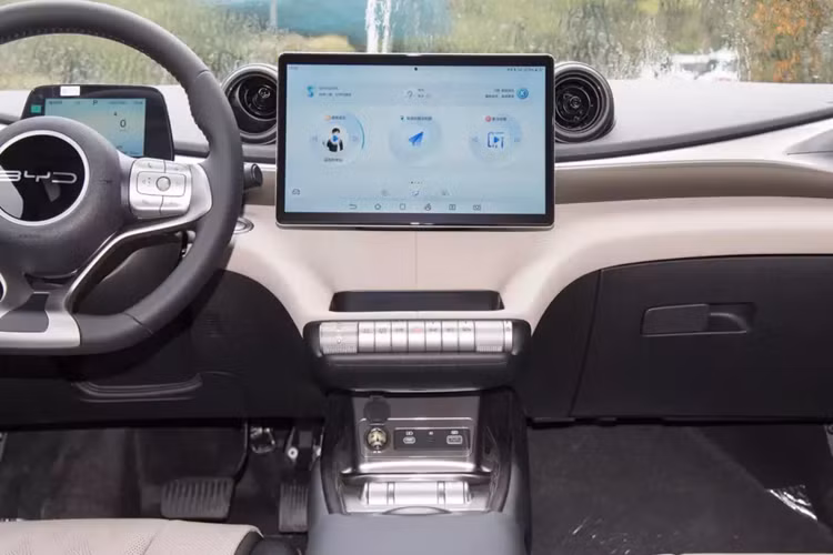 Trong khi động cơ dẫn động phiên bản Knight hiệu suất cao có công suất tối đa 130kW, khoảng 174 mã lực và mô-men xoắn cực đại là là 290 Nm. Về thời lượng pin, tùy theo phiên bản mẫu xe, mà BYD Dolphin Honor Edition sẽ được trang bị pin có dung lượng lần lượt là 32,256kWh và 44,928kWh, phạm vi di chuyển CLTC là 302 km, 401 km và 420 km.