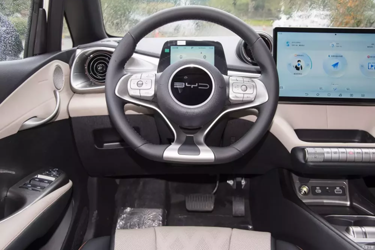 Điều đáng nói là BYD Dolphin Honor Edition sẽ cóg ghế ngồi với thiết kế tích hợp và thời trang hơn, giúp người dùng trải nghiệm 1 cách tốt nhất. Về công suất, BYD Dolphin Honor Edition vẫn sẽ được trang bị động cơ đồng bộ nam châm vĩnh cửu có công suất tối đa 70kW, tương đương 94 mã lực và mô-men xoắn cực đại 180 Nm.