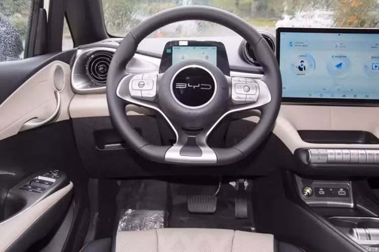 Điều đáng nói là BYD Dolphin Honor Edition sẽ cóg ghế ngồi với thiết kế tích hợp và thời trang hơn, giúp người dùng trải nghiệm 1 cách tốt nhất. Về công suất, BYD Dolphin Honor Edition vẫn sẽ được trang bị động cơ đồng bộ nam châm vĩnh cửu có công suất tối đa 70kW, tương đương 94 mã lực và mô-men xoắn cực đại 180 Nm.