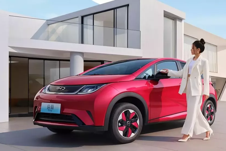 BYD Dolphin Honor Edition đã chính thức ra mắt, lần này có tổng cộng 4 mẫu cấu hình được giới thiệu với 3 phạm vi hoạt động chính là 302 km, 401 km và 420 km (điều kiện vận hành thử nghiệm CLTC của Trung Quốc) để người tiêu dùng lựa chọn.