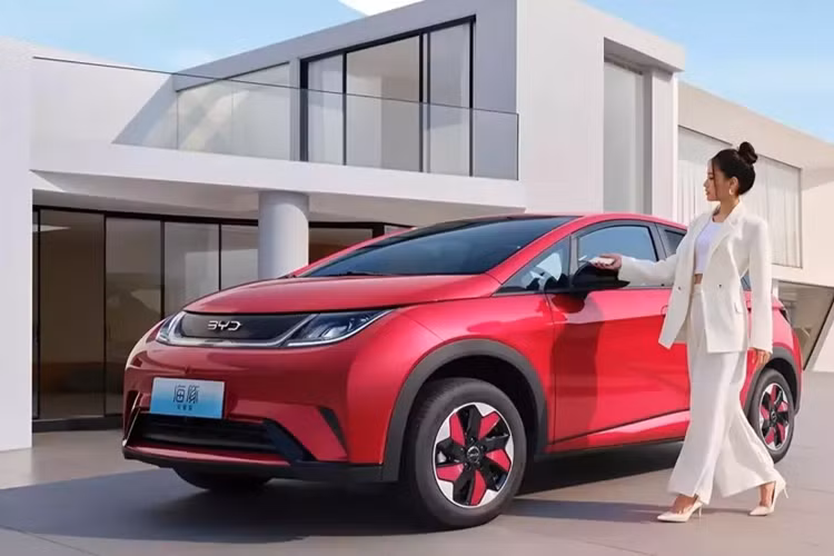 BYD Dolphin Honor Edition đã chính thức ra mắt, lần này có tổng cộng 4 mẫu cấu hình được giới thiệu với 3 phạm vi hoạt động chính là 302 km, 401 km và 420 km (điều kiện vận hành thử nghiệm CLTC của Trung Quốc) để người tiêu dùng lựa chọn.