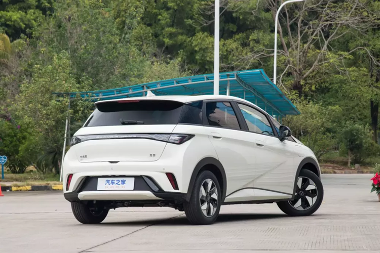 Nhìn từ bên cạnh, bạn có thể thấy chiếc xe mới sử dụng kiểu vành cản gió thấp mới, đây là một trong những thay đổi lớn nhất về ngoại hình giữa BYD Dolphin Honor Edition và mẫu 2023. Ngoài ra, chiếc xe BYD Dolphin 2024 cũng sẽ cung cấp kính riêng tư phía sau và thân xe màu xám Atlantis mới, màu đỏ thẫm sóng nhiệt.