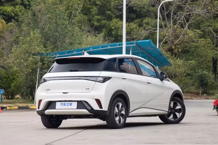 Nhìn từ bên cạnh, bạn có thể thấy chiếc xe mới sử dụng kiểu vành cản gió thấp mới, đây là một trong những thay đổi lớn nhất về ngoại hình giữa BYD Dolphin Honor Edition và mẫu 2023. Ngoài ra, chiếc xe BYD Dolphin 2024 cũng sẽ cung cấp kính riêng tư phía sau và thân xe màu xám Atlantis mới, màu đỏ thẫm sóng nhiệt.