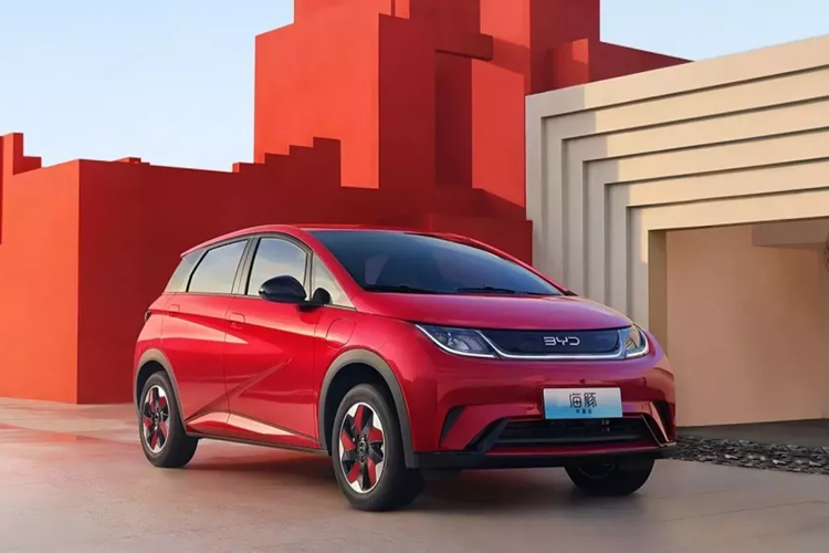 Phần đuôi xe cũng không có gì thay đổi, đèn hậu dạng xuyên thấu nổi bật khi chiếu sáng, hình dáng bao quanh đuôi xe giống với phần đầu xe. Kích thước thân xe của BYD Dolphin Honor Edition bao gồm chiều dài, chiều rộng và chiều cao lần lượt sẽ là 4125 (4150)/1770/1570 mm, chiều dài cơ sở là 2700mm.