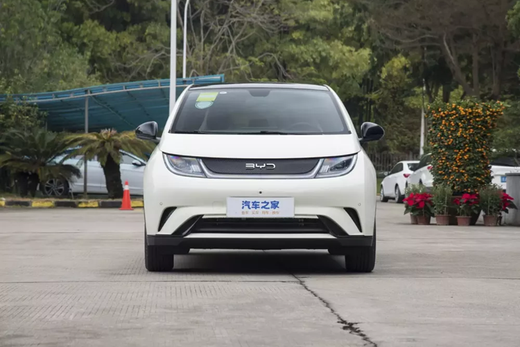  BYD Dolphin 2024 mới là chiếc xe hatchback cỡ nhỏ rất thành công của BYD, thậm chí, nó từng là gà đẻ trứng vàng cho hãng xe Trung Quốc đã ký kết việc sản xuất xe điện tại Việt Nam. Chưa dừng lại đó, BYD Dolphin cũng là 1 trong các mẫu xe Trung Quốc xuất ngoại khá thành công.