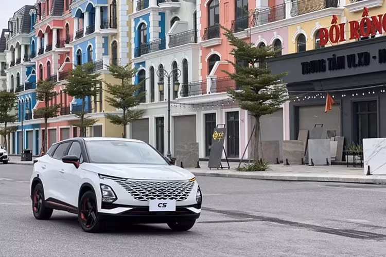 Trong lần trở lại này, Chery sẽ bán ra dưới 2 thương hiệu con mới thành lập từ năm 2023 là Omoda và Jaecoo. Ngoài ra, Chery còn lên kế hoạch xây dựng nhà máy lắp ráp xe ở tỉnh Thái Bình với công suất 200.000 xe mỗi năm và tổng vốn đầu tư ước tính hơn 800 triệu USD.