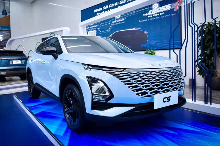 Vào hồi tháng 6 năm nay, liên doanh Chery - Geleximco chuyên phân phối xe Omoda và Jaecoo ở Việt Nam đã hé lộ thời điểm bán mẫu SUV C5. Theo liên doanh này, Omoda C5 2024 mới sẽ bắt đầu có mặt trên thị trường Việt Nam vào tháng 8/2024.