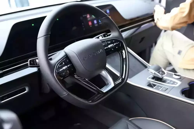 "Trái tim" của Omoda C5 tại Việt Nam là máy xăng 4 xi-lanh, tăng áp, dung tích 1.5L, tạo ra công suất tối đa 154 mã lực và mô-men xoắn cực đại 230 Nm. Động cơ đi kèm với hộp số tự động biến thiên vô cấp CVT giả lập 9 cấp số và hệ dẫn động cầu trước.