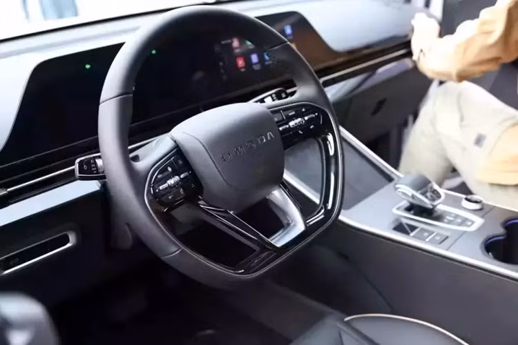 "Trái tim" của Omoda C5 tại Việt Nam là máy xăng 4 xi-lanh, tăng áp, dung tích 1.5L, tạo ra công suất tối đa 154 mã lực và mô-men xoắn cực đại 230 Nm. Động cơ đi kèm với hộp số tự động biến thiên vô cấp CVT giả lập 9 cấp số và hệ dẫn động cầu trước.