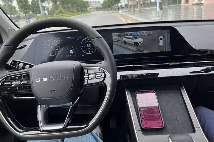 Cuối cùng là những trang bị an toàn như camera 360 độ, hệ thống như kiểm soát điểm mù, hỗ trợ giữ làn đường và tránh va chạm; hỗ trợ chuyển làn và hệ thống kiểm soát hành trình thích ứng.