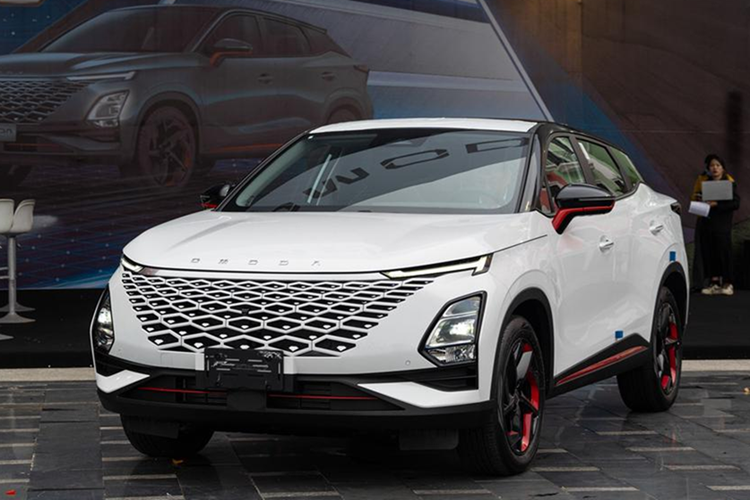 Tuy nhiên, đến thời điểm này, liên doanh Chery - Geleximco lại lùi lịch bán mẫu SUV cỡ B kể trên sang quy IV năm nay. Omoda C5 bán tại Việt Nam sẽ được nhập khẩu nguyên chiếc từ Indonesia.