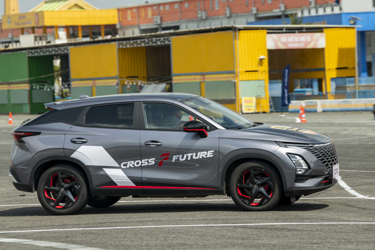 Được định vị như đối thủ của Honda HR-V hay Toyota Yaris Cross, Omoda C5 sở hữu kích thước dài x rộng x cao lần lượt 4.400 x 1.830 x 1.585 mm và chiều dài cơ sở 2.630 mm. Bên cạnh kích thước không thua kém các đối thủ, mẫu xe Trung Quốc này còn sở hữu thiết kế khá trẻ trung và cá tính.