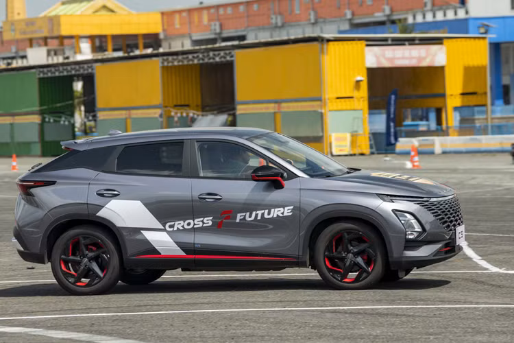 Được định vị như đối thủ của Honda HR-V hay Toyota Yaris Cross, Omoda C5 sở hữu kích thước dài x rộng x cao lần lượt 4.400 x 1.830 x 1.585 mm và chiều dài cơ sở 2.630 mm. Bên cạnh kích thước không thua kém các đối thủ, mẫu xe Trung Quốc này còn sở hữu thiết kế khá trẻ trung và cá tính.