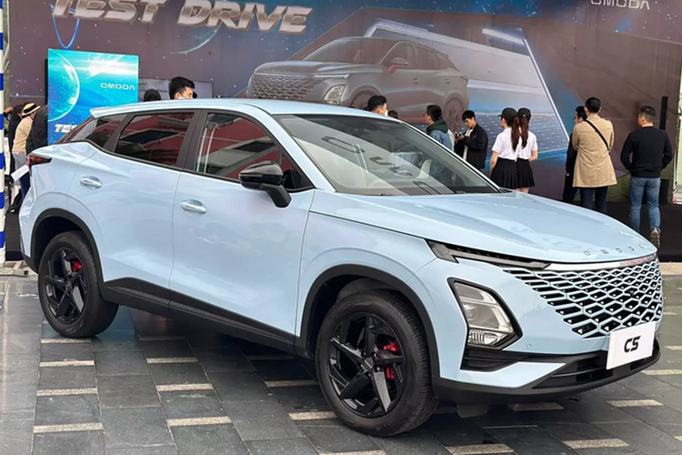 Omoda C5 tại Việt Nam sẽ có những trang bị như hệ thống đèn LED từ trước ra sau, vành hợp kim 18 inch, ống xả kép, ghế chỉnh điện/sưởi ấm, 2 màn hình 10,25 inch bên trong xe, hỗ trợ kết nối Apple CarPlay/Android Auto không dây, điều khiển bằng giọng nói, hệ thống âm thanh Sony, cổng USB Type A/Type C, sạc điện thoại không dây, điều hòa tự động hai vùng độc lập và cửa sổ trời.