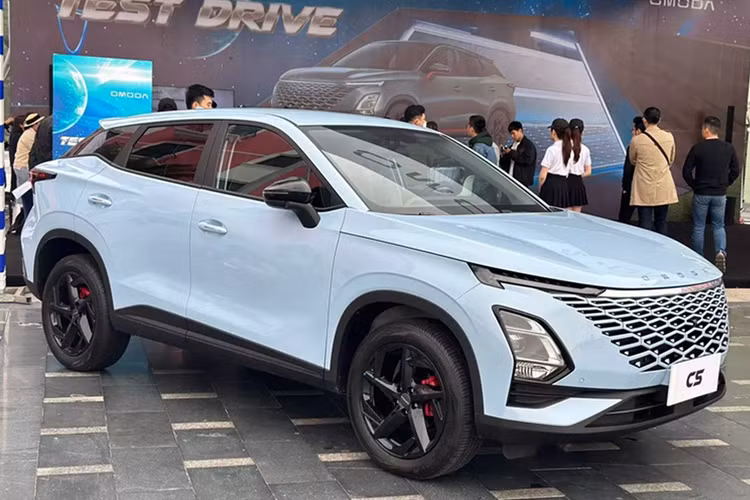 Omoda C5 tại Việt Nam sẽ có những trang bị như hệ thống đèn LED từ trước ra sau, vành hợp kim 18 inch, ống xả kép, ghế chỉnh điện/sưởi ấm, 2 màn hình 10,25 inch bên trong xe, hỗ trợ kết nối Apple CarPlay/Android Auto không dây, điều khiển bằng giọng nói, hệ thống âm thanh Sony, cổng USB Type A/Type C, sạc điện thoại không dây, điều hòa tự động hai vùng độc lập và cửa sổ trời.