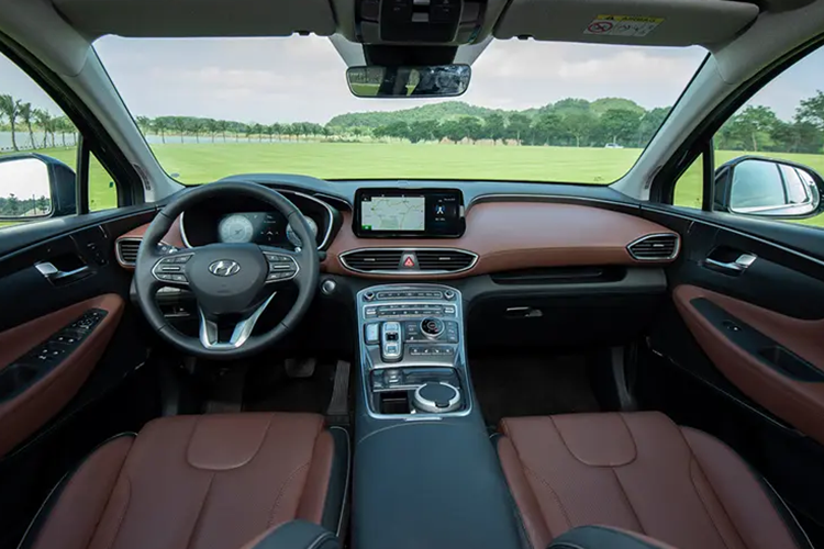 Đầu tiên là máy xăng Smartstream Theta III 2.5L, cho công suất tối đa 180 mã lực và mô-men xoắn cực đại 232 Nm, kết hợp với hộp số tự động Shiftronic 6 cấp. Thứ hai là động cơ diesel Smartstream D2.2, cung cấp công suất tối đa 202 mã lực và mô-men xoắn cực đại 440 Nm, đi kèm hộp số tự động ly hợp kép 8 cấp ướt.