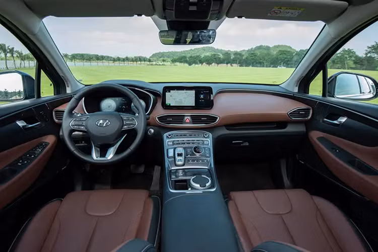 Đầu tiên là máy xăng Smartstream Theta III 2.5L, cho công suất tối đa 180 mã lực và mô-men xoắn cực đại 232 Nm, kết hợp với hộp số tự động Shiftronic 6 cấp. Thứ hai là động cơ diesel Smartstream D2.2, cung cấp công suất tối đa 202 mã lực và mô-men xoắn cực đại 440 Nm, đi kèm hộp số tự động ly hợp kép 8 cấp ướt.