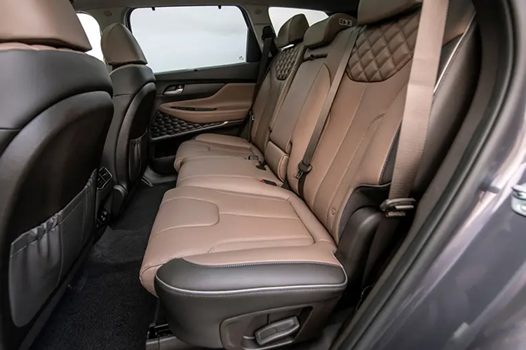 Cuối cùng là hệ truyền động hybrid, kết hợp động cơ xăng SmartStream tăng áp, dung tích 1.6L với mô-tơ điện. Động cơ xăng cho công suất tối đa 180 mã lực và mô-men xoắn cực đại 265 Nm.