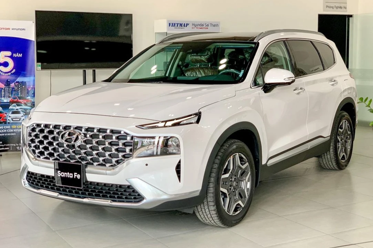 Hyundai SantaFe phiên bản hiện tại đã ra mắt thị trường Việt Nam từ năm 2021. Kể từ đó đến nay, mẫu xe này gần như giữ nguyên về mặt thiết kế và trang bị, chỉ có thêm tùy chọn động cơ hybrid vào năm 2023.